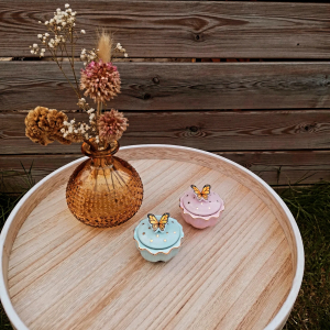 Kleine keramieken urn met vlinder 